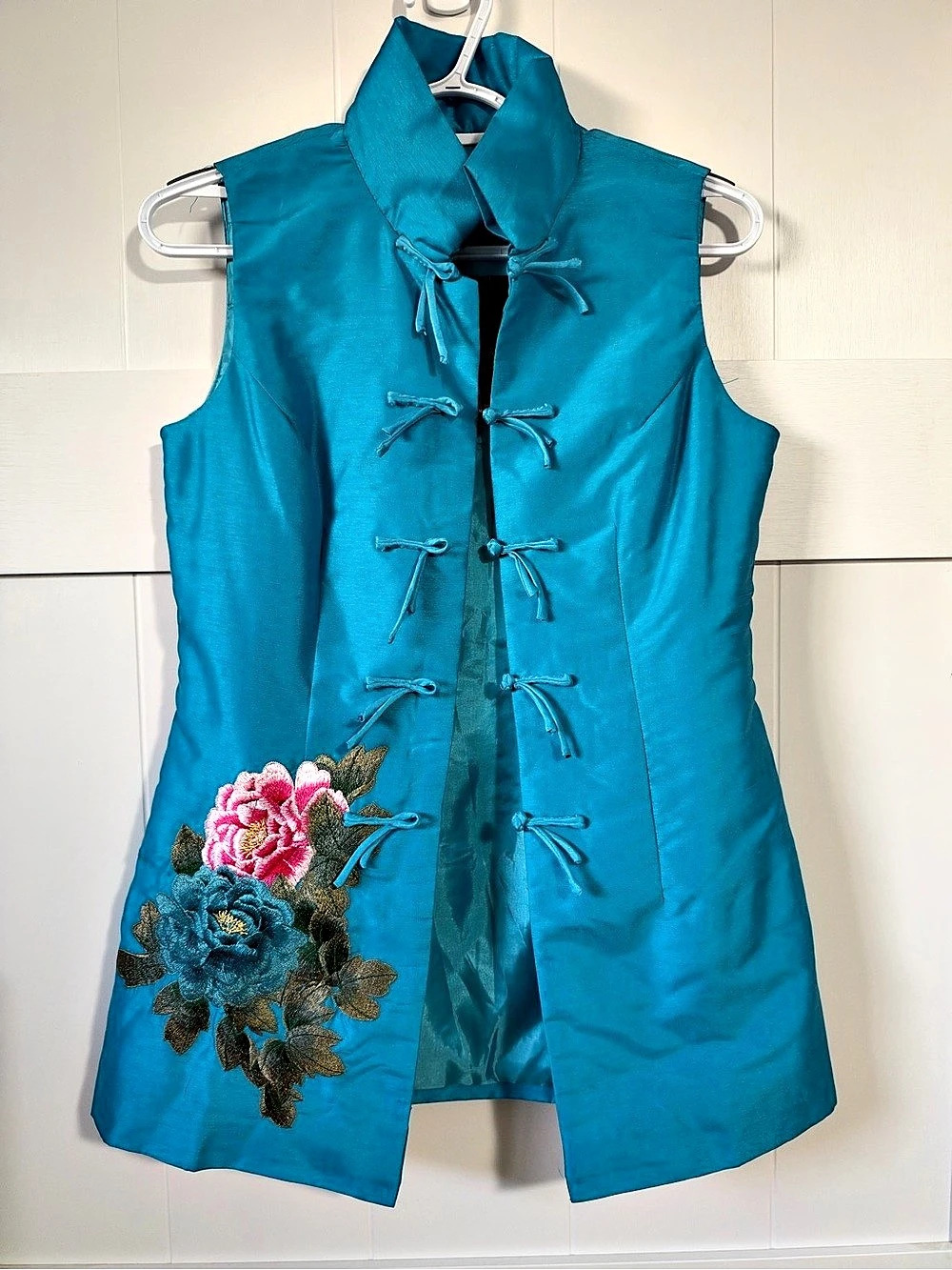 Jinbualang Embroidered Floral Vest in Blue Size Small